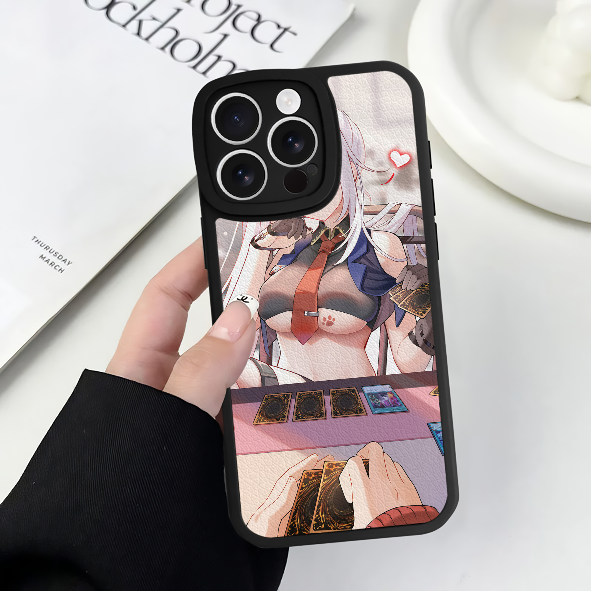 （画像用） 遊☆戯☆王 Yu-Gi-Oh! 【iPhone 16シリーズ対応】シリコンスマホケース（レザー調） 材質：シリコン